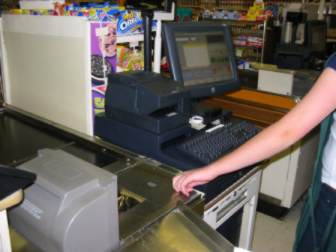 how to use a cash register at a grocery store